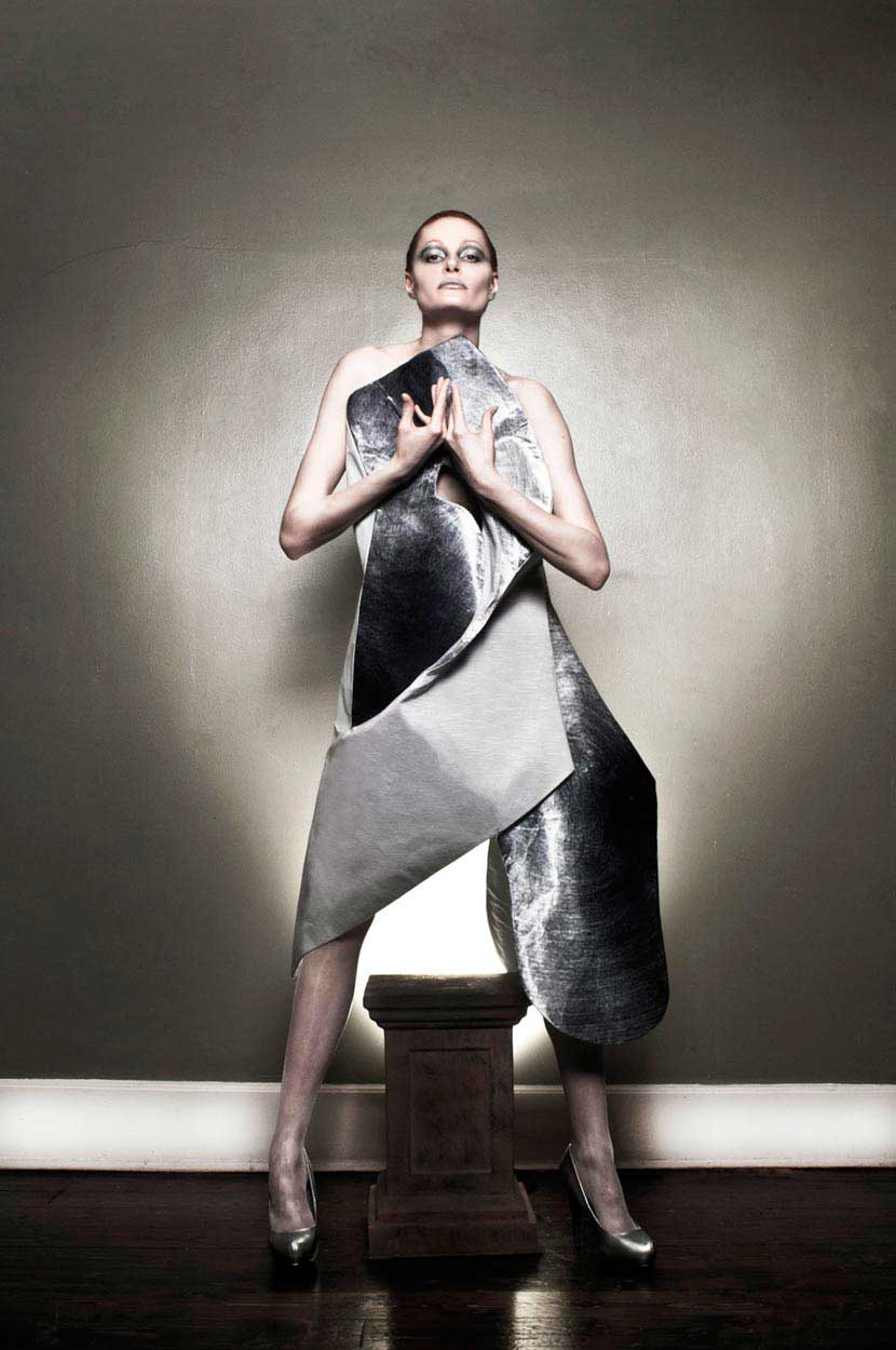 Model Yana Kozyr España in Fashion Desgner collection vestido plata Hielo