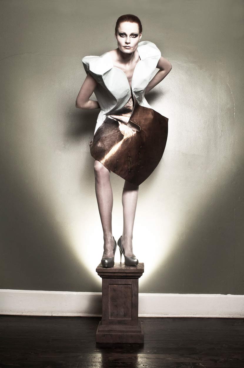 Model Yana Kozyr España in Fashion Desgner collection vestido oro marron blanco Tierra monument