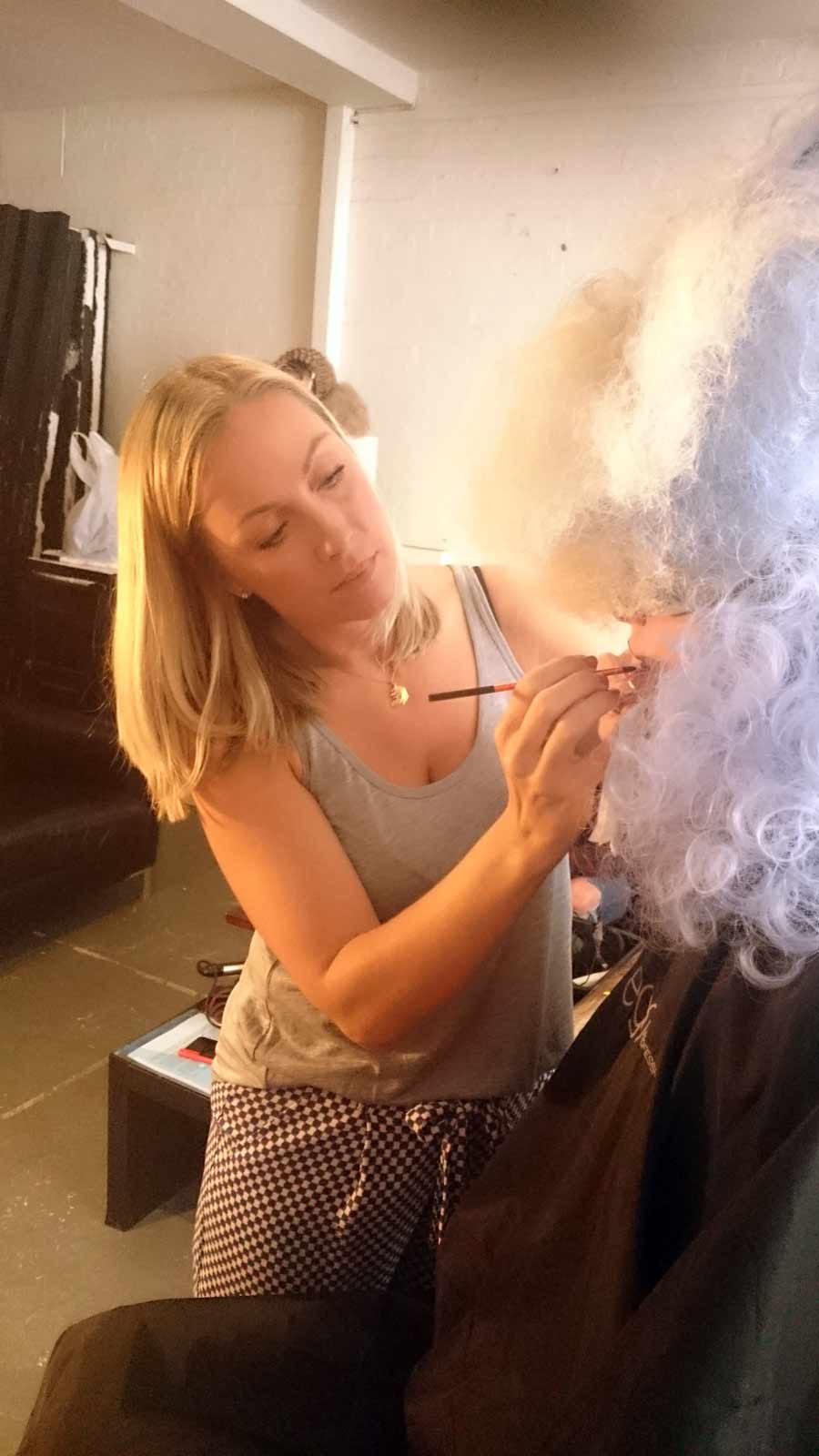 Creative Hair Sadie prepares makeup of Yana Kozyr model with blue hair Pelo azul