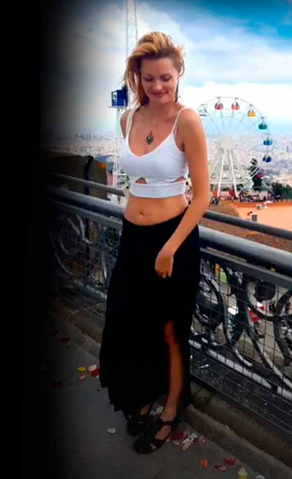 La Model Yana Kozyr en Barcelona en falda negra y top blanco