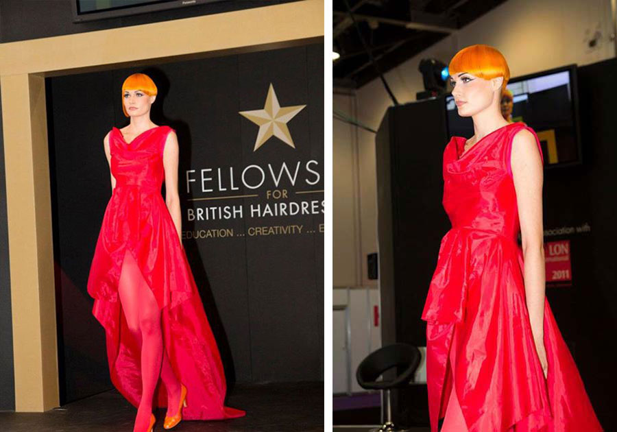 La model Yana Kozyr vestido rojo in the British catwalk international show